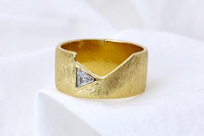 [Ozel] Romantic Mood Asymmetrical Curve Brass Cubic Ring