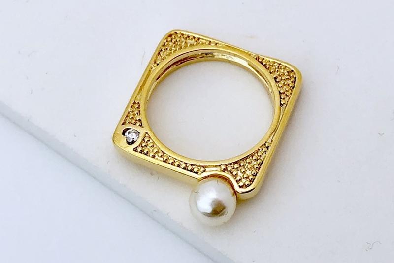 [Ozel] Daily Point Glossy Acrylic Brass Pearl Cubic Ring