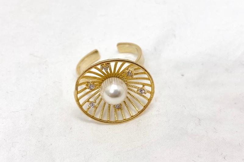 [Ozel] Luxurious Glossy Acrylic Brass Pearl Cubic Ring