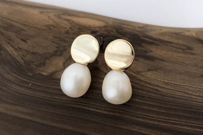 [Ozel] Modern Classic Glossy Freshwater Pearl Brass Earrings