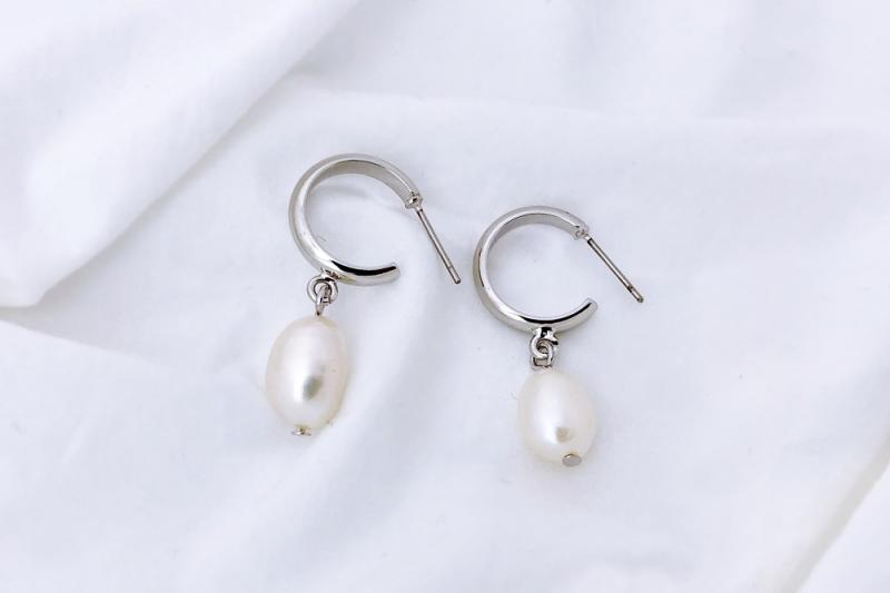 [Ozel] Trendy Glossy Freshwater Pearl Brass Earrings