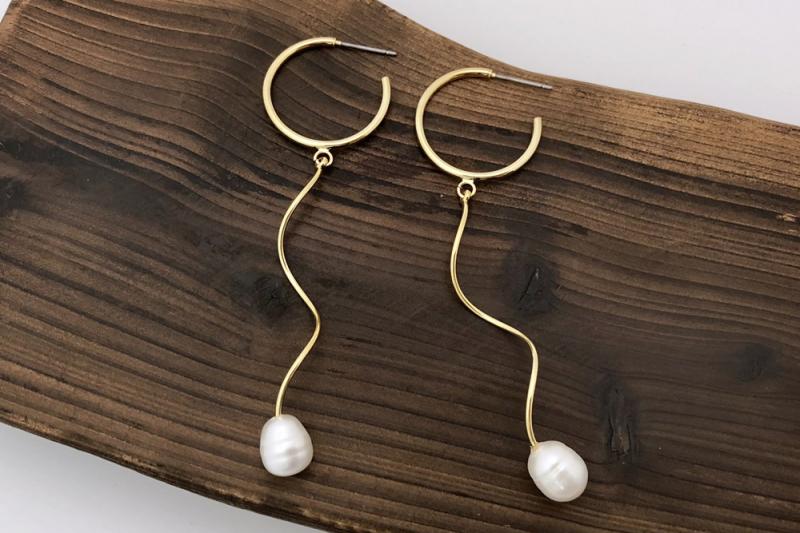 [Ozel] Casual Glossy Freshwater Pearl Brass Earrings