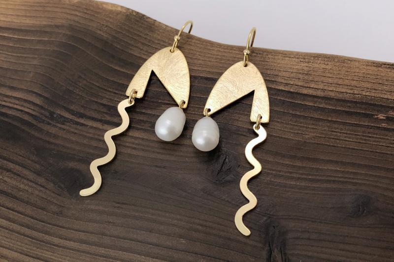 [Ozel] Casual Asymmetrical Curve Freshwater Pearl Brass Earrings