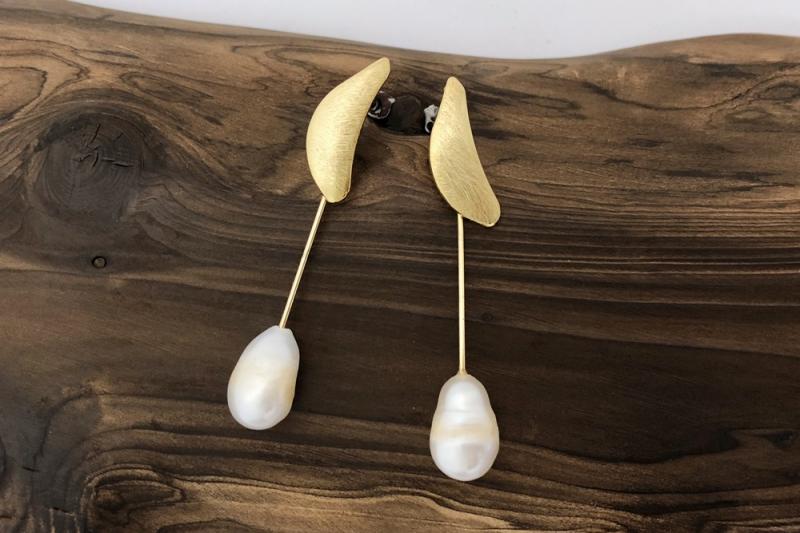 [Ozel] Chic Point Asymmetrical Curve Freshwater Pearl Brass Earrings