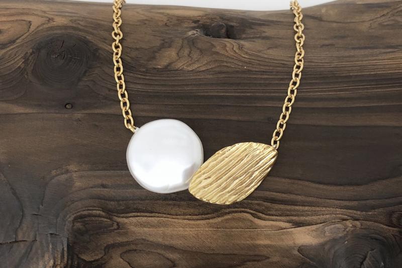 [Ozel] Casual Mood Glossy Freshwater Pearl Brass Necklace