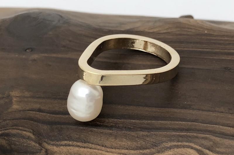 [Ozel] Stylish Glossy Freshwater Pearl Brass Ring