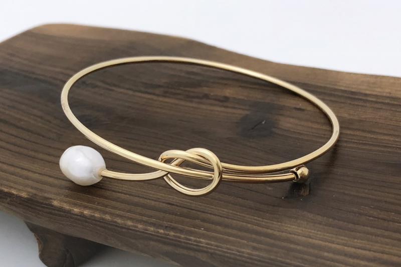 [Ozel] Feminine Glossy Wire Freshwater Pearl Brass Bracelet