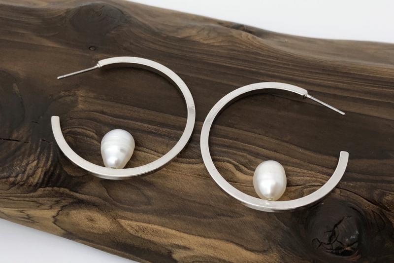 [Ozel] Unique Mood Glossy Freshwater Pearl Brass Earrings