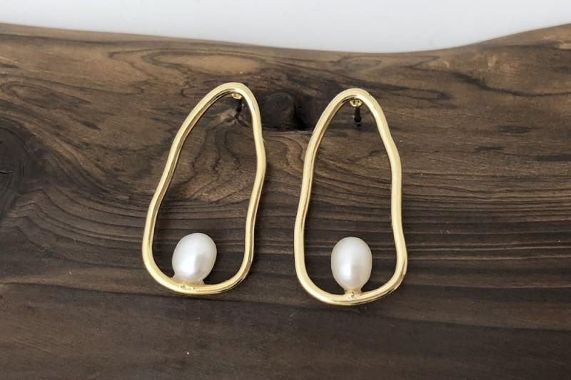 [Ozel] Unique Mood Glossy Freshwater Pearl Brass Earrings