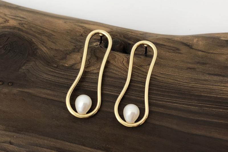 [Ozel] Wedding Guest Look Glossy Freshwater Pearl Brass Earrings