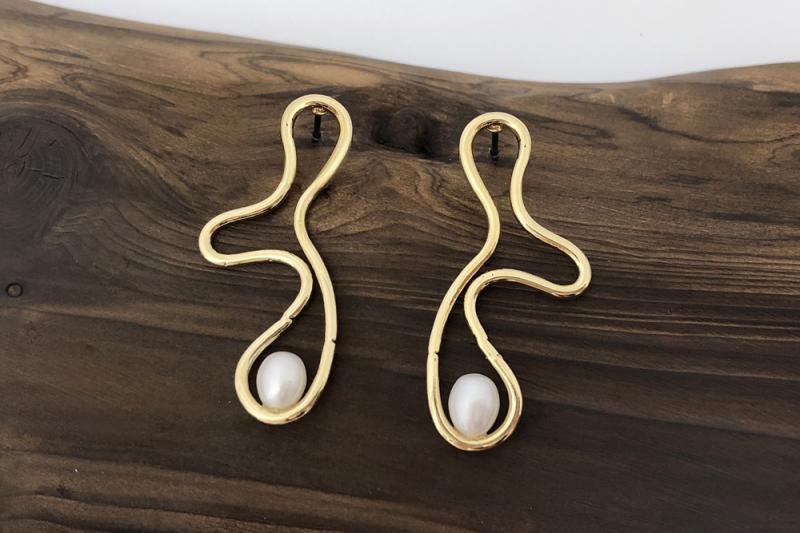 [Ozel] Luxurious Glossy Freshwater Pearl Brass Earrings
