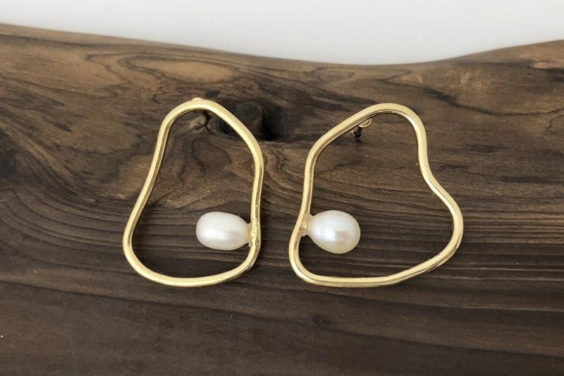 [Ozel] Statement Look Glossy Freshwater Pearl Brass Earrings
