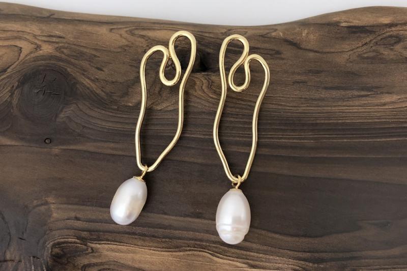 [Ozel] Luxurious Glossy Freshwater Pearl Brass Earrings