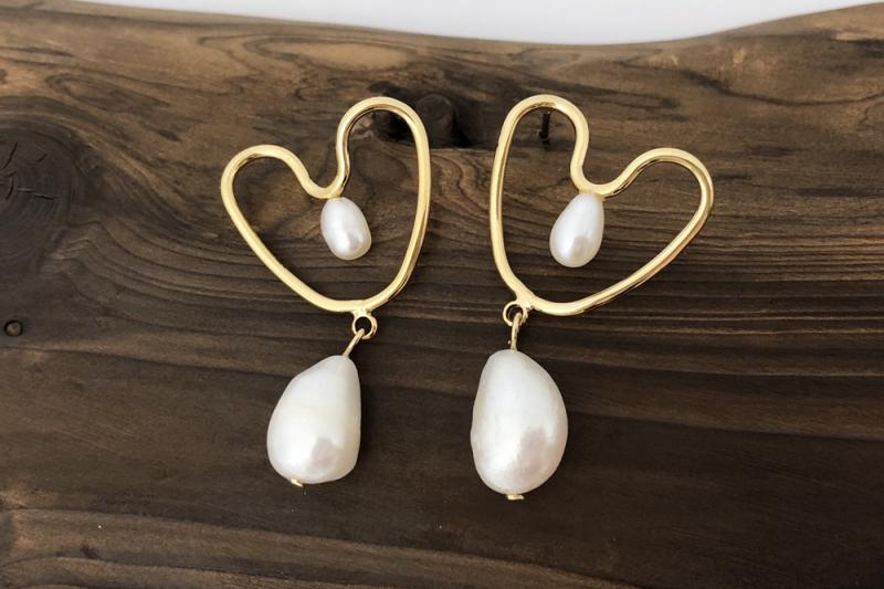 [Ozel] Subtle Charm Glossy Freshwater Pearl Brass Earrings