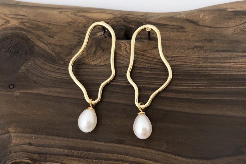 [Ozel] Sophisticated Glossy Vintage Plated Freshwater Pearl Brass Earrings