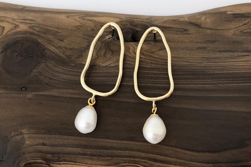 [Ozel] Trendy Glossy Freshwater Pearl Brass Earrings