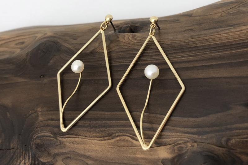 [Ozel] Feminine Glossy Freshwater Pearl Brass Earrings