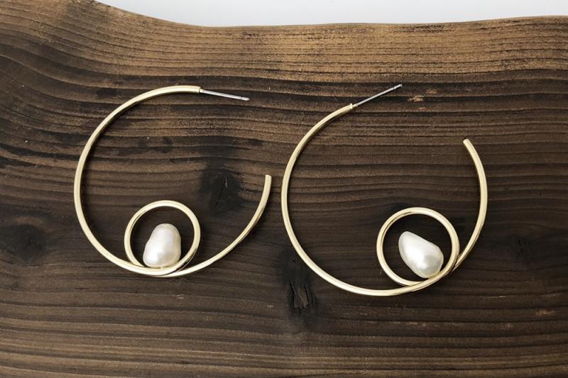 [Ozel] Vintage Vibe Glossy Freshwater Pearl Brass Earrings