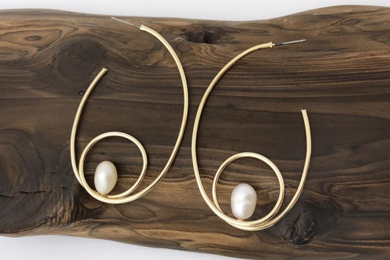 [Ozel] Delicate Fit Glossy Freshwater Pearl Brass Earrings