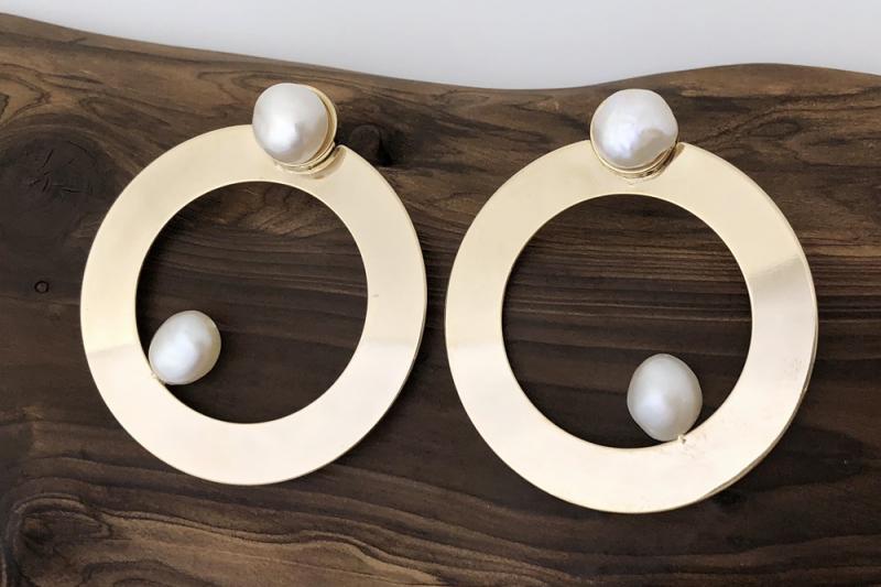 Earrings [Ozel] Subtle Charm Glossy Freshwater Pearl Brass Earrings