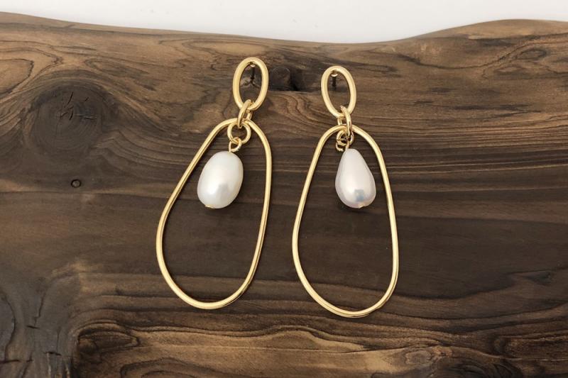 [Ozel] Statement Look Glossy Wire Freshwater Pearl Brass Earrings