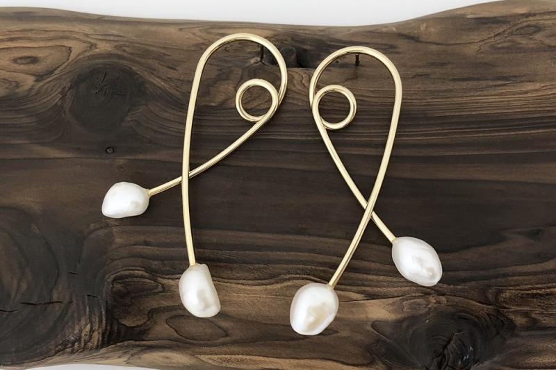 [Ozel] Feminine Glossy Wire Freshwater Pearl Brass Earrings