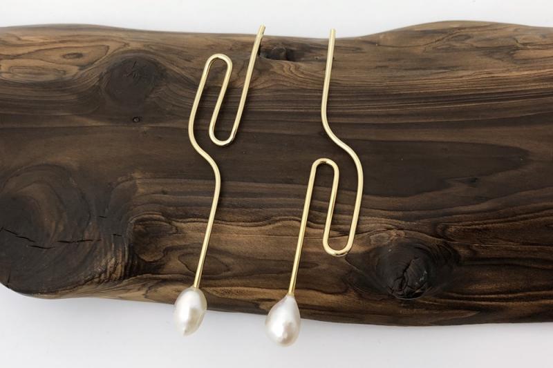 [Ozel] Subtle Charm Glossy Wire Freshwater Pearl Brass Earrings
