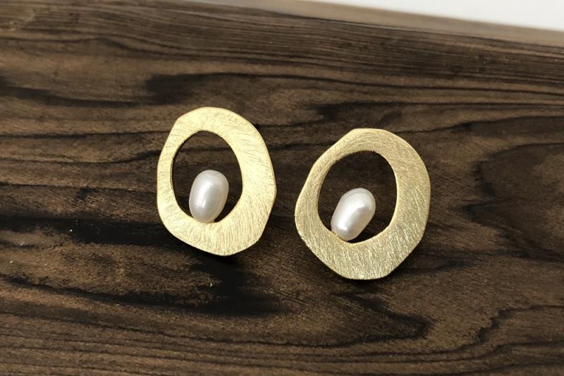 [Ozel] Stylish Asymmetrical Curve Freshwater Pearl Brass Earrings