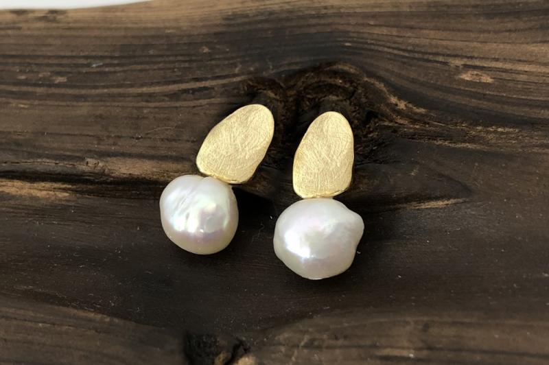[Ozel] Romantic Mood Asymmetrical Curve Freshwater Pearl Brass Earrings