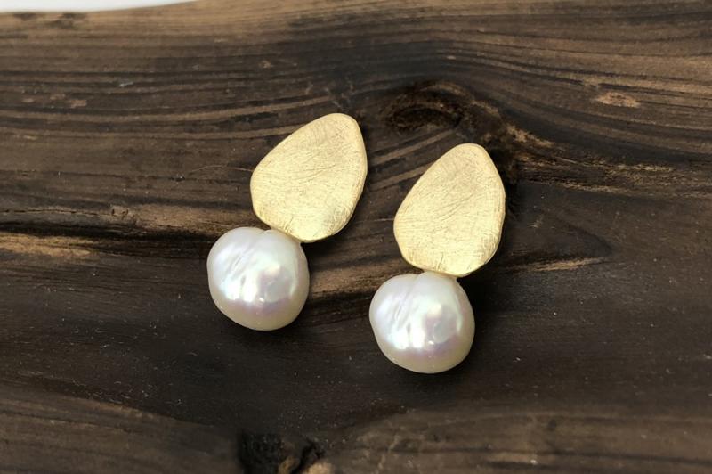 [Ozel] Romantic Mood Asymmetrical Curve Freshwater Pearl Brass Earrings
