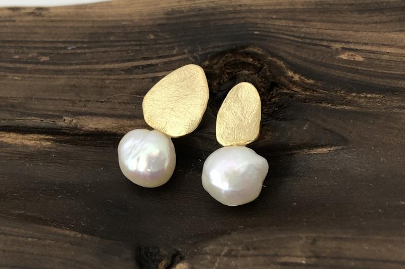 [Ozel] Statement Look Asymmetrical Curve Freshwater Pearl Brass Earrings