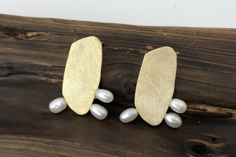 [Ozel] Elegant Asymmetrical Curve Freshwater Pearl Brass Earrings