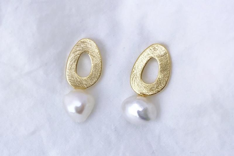 [Ozel] Delicate Fit Asymmetrical Curve Freshwater Pearl Brass Earrings