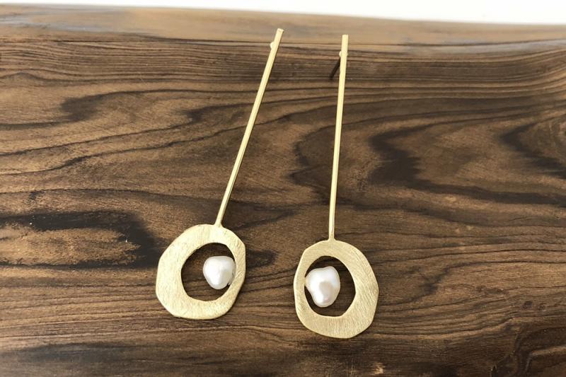 [Ozel] Luxurious Asymmetrical Curve Freshwater Pearl Brass Earrings