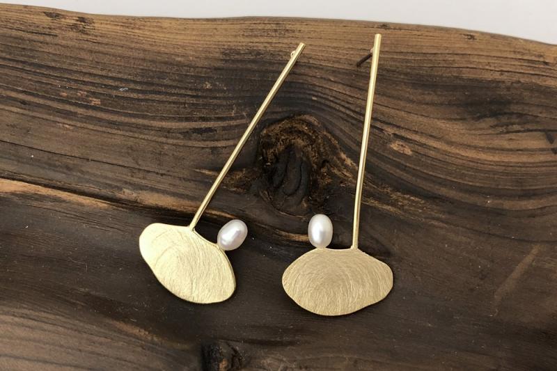 [Ozel] Vintage Vibe Asymmetrical Curve Freshwater Pearl Brass Earrings
