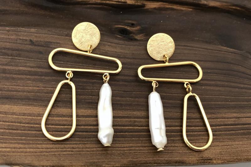 [Ozel] Delicate Fit Asymmetrical Curve Freshwater Pearl Brass Earrings