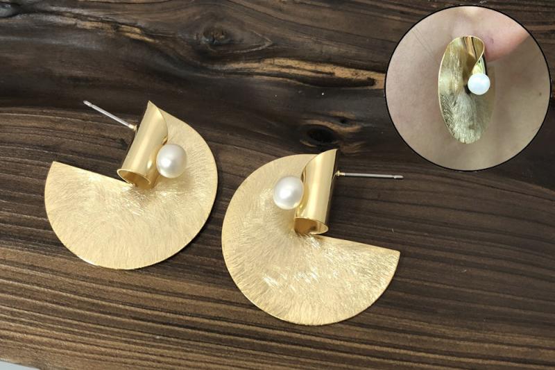 [Ozel] Luxurious Asymmetrical Curve Freshwater Pearl Brass Earrings