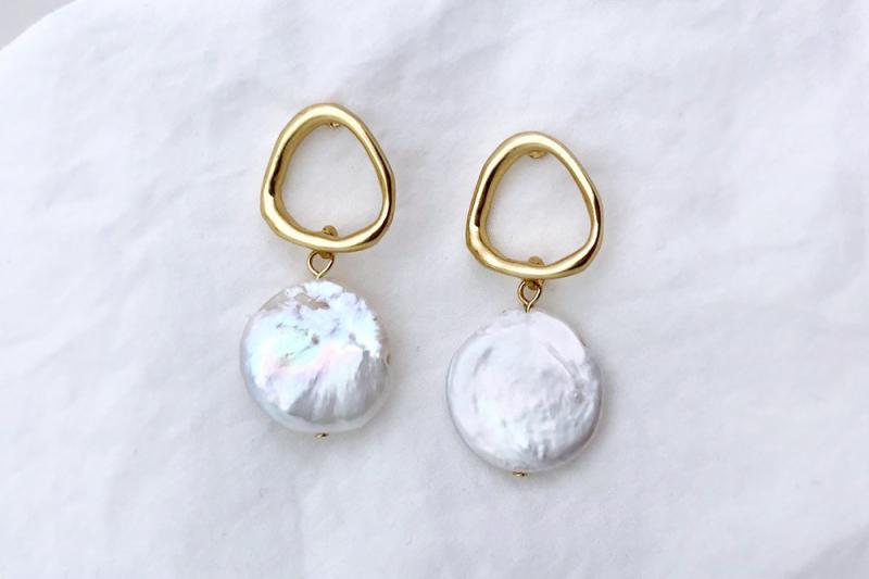 [Ozel] Statement Look Glossy Freshwater Pearl Brass Earrings