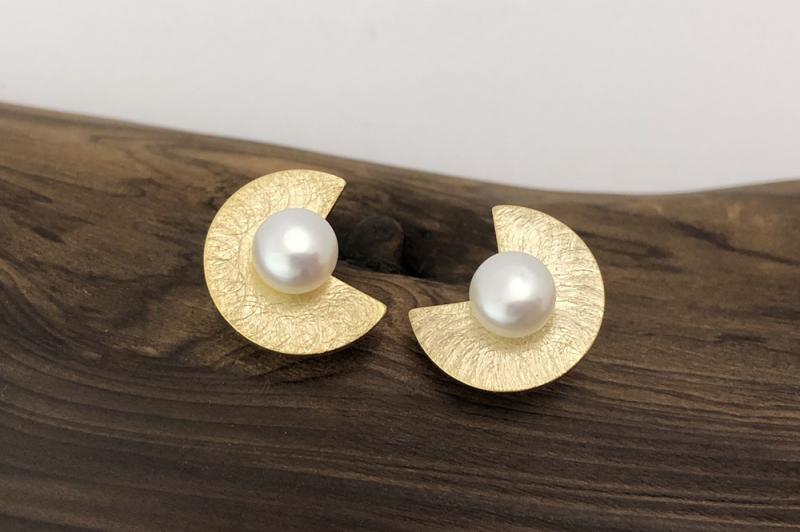 [Ozel] Subtle Charm Asymmetrical Curve Freshwater Pearl Brass Earrings