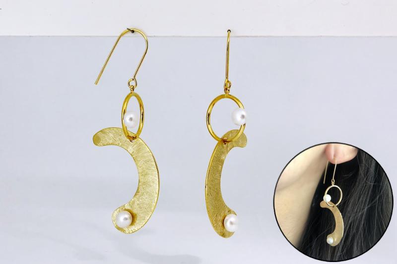 [Ozel] Elegant Asymmetrical Curve Freshwater Pearl Brass Earrings