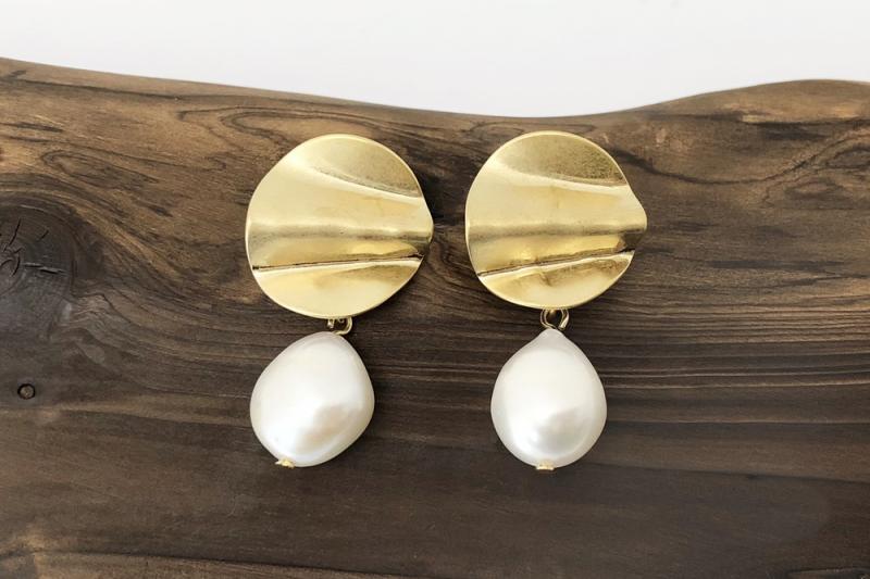 [Ozel] Feminine Vintage Plated Freshwater Pearl Brass Earrings