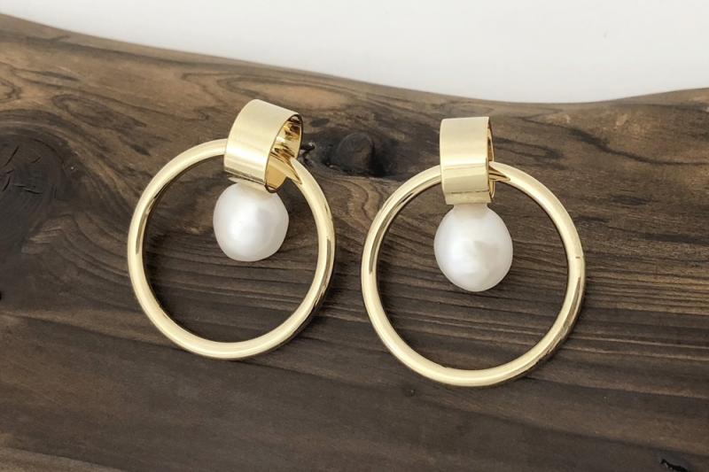 [Ozel] Layered Glossy Freshwater Pearl Brass Earrings