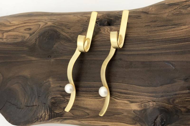 [Ozel] Luxurious Vintage Plated Freshwater Pearl Brass Earrings