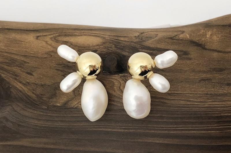 [Ozel] Glossy Freshwater Pearl with Subtle Charm Brass Earrings