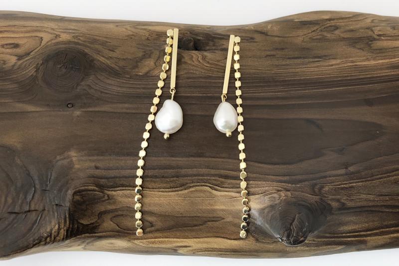 [Ozel] Statement Look Glossy Freshwater Pearl Brass Earrings