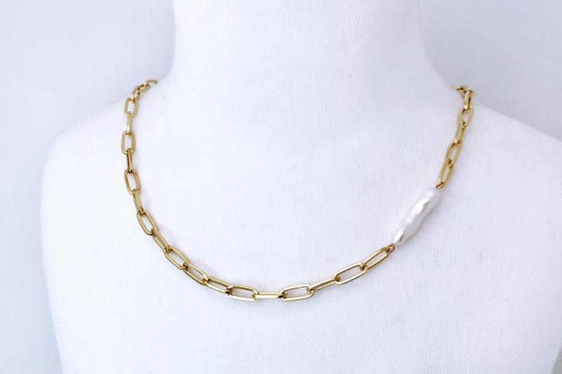 [Ozel] Stylish Glossy Freshwater Pearl Brass Necklace