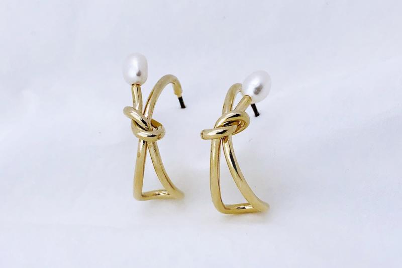 [Ozel] Trendy Glossy Freshwater Pearl Brass Earrings