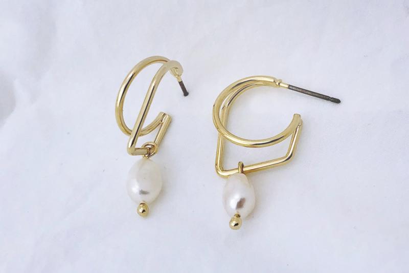 [Ozel] Simple Minimal Glossy Wire Freshwater Pearl Brass Earrings