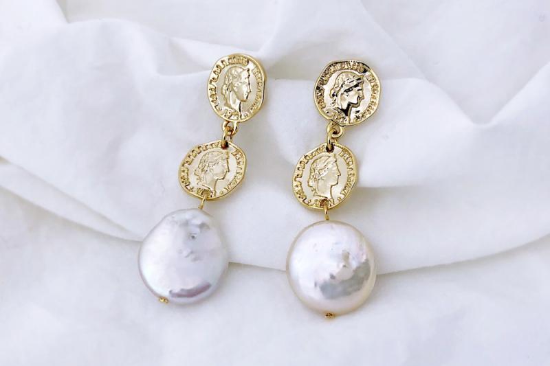 [Ozel] Daily Point Glossy Coin Freshwater Pearl Zinc Alloy Earrings