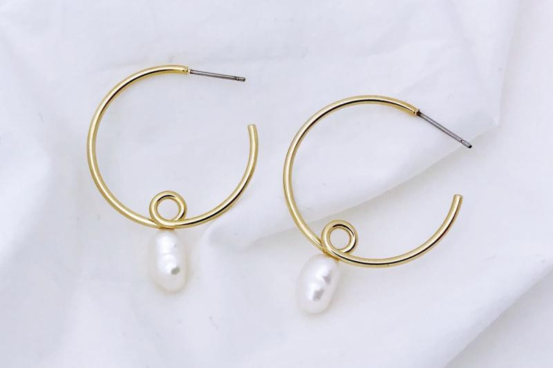 [Ozel] Layered Glossy Freshwater Pearl Brass Earrings